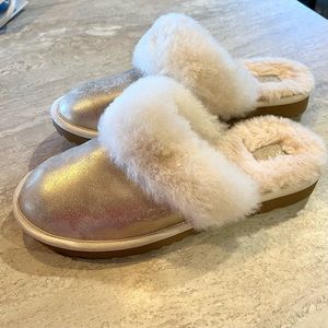 UGG Cozy II Metallic Girls Slipper - Size 6